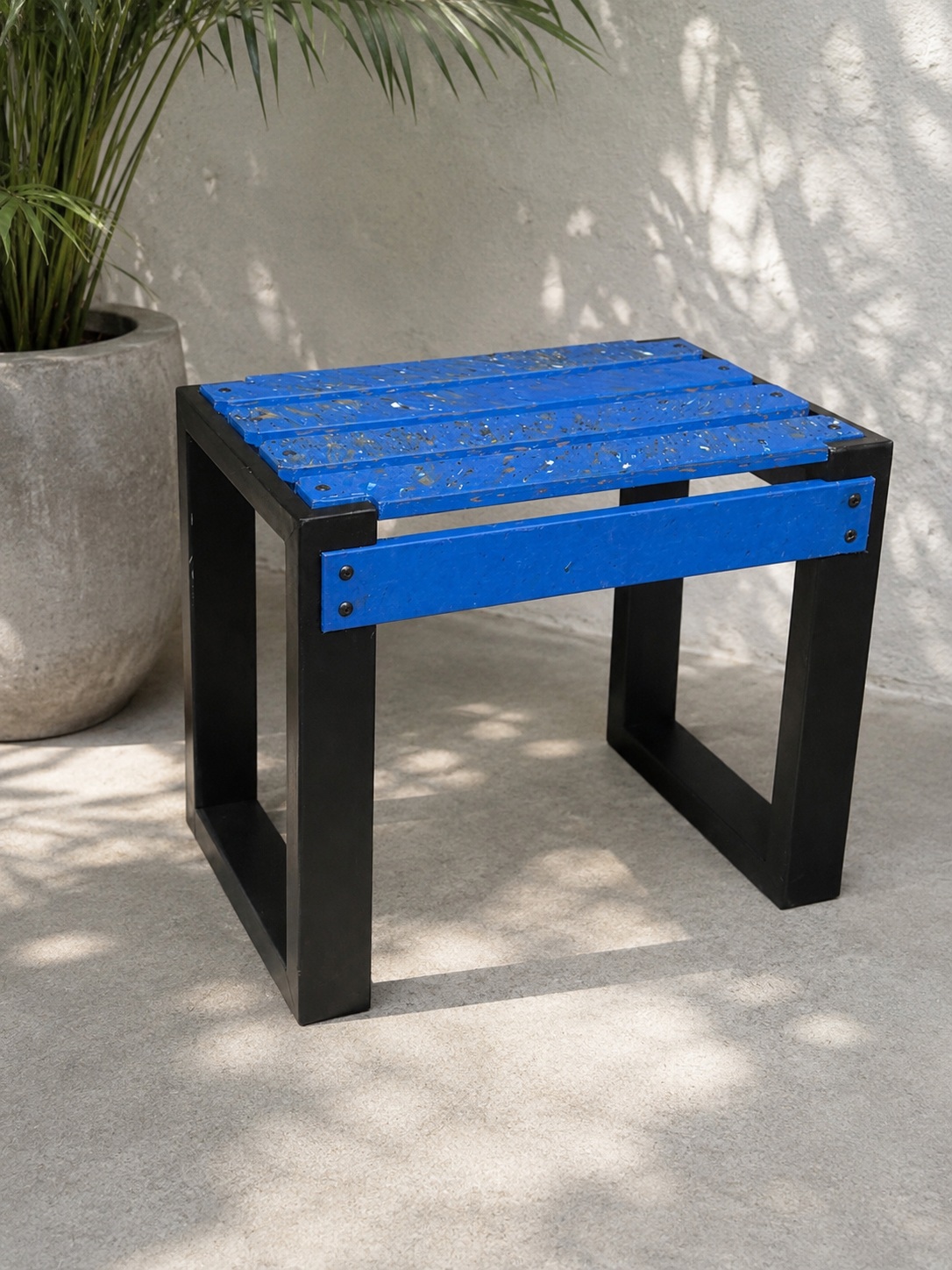 Tabouret structure métal + lame de PEHD bleu